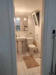 uma casa de banho com um WC e um lavatório em M.V Apartment em Atenas