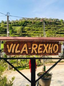 een teken dat zegt wla recivo op een paal bij Villa Rexho in Berat