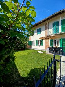 カスタニートにあるLe Aromatiche, appartamento in cascina con giardinoの庭付きの家の前の柵