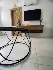 Μια τηλεόραση ή/και κέντρο ψυχαγωγίας στο BarKon apartment