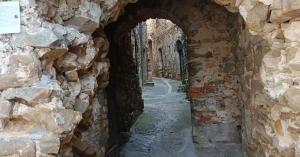 un callejón en un viejo edificio de piedra en Ànita holiday house, en Montemerano