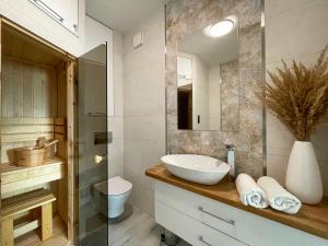 Ένα μπάνιο στο Apartament Błękitne Spa +22 φωτογραφίες