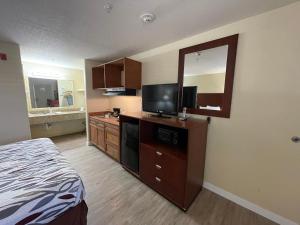 Kuchyň nebo kuchyňský kout v ubytování Kenedy Inn and Suites