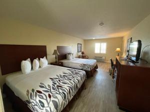 Postel nebo postele na pokoji v ubytování Kenedy Inn and Suites