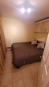 a bedroom with a bed in a small room at Spacious 2 bedroom flat in Baker street in London