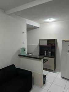 eine Küche mit einer Theke in einem Zimmer in der Unterkunft Apartamento acolhedor Maracanaú -Premium in Maracanaú