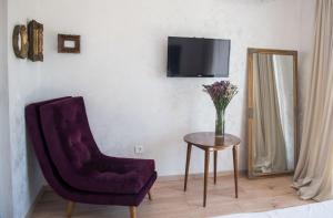 sala de estar con silla, mesa y espejo en Tiny guest house in peaceful part of Međugorje, en Međugorje