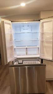 einem leeren Kühlschrank mit offener Tür in der Küche in der Unterkunft Cozy 2 Bedroom Suite, Queen Beds, Near the Airport in Edmonton