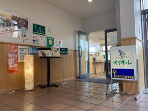 un vestíbulo de un restaurante con un cartel en la pared en Japanese Auberge Plaza Ryokufu Natural Hot Spring - Vacation STAY 03240v, en Shimo-orube
