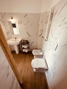 菲烏米奇諾的住宿－Fiera&Aeroporto House，浴室设有2个卫生间和水槽