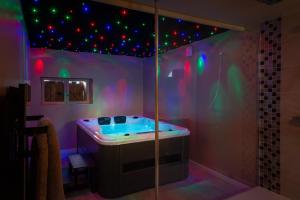 Kúpele alebo wellness v ubytovaní Pour Toi et Moi - Loveroom