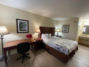 Postel nebo postele na pokoji v ubytování Kenedy Inn and Suites
