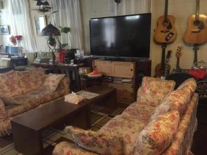 uma sala de estar com sofás e uma televisão de ecrã plano em Nikko Park Lodge - Vacation STAY 15306v em Nikko