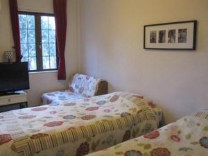 - une chambre avec un lit et une chaise dans l'établissement Nikko Park Lodge - Vacation STAY 15302v, à Nikkō
