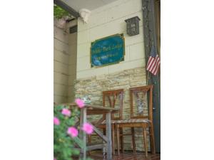 una señal en el lado de una casa con sillas y una bandera en Nikko Park Lodge - Vacation STAY 15295v, en Nikko