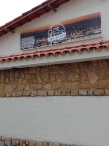 un panneau sur le côté d'un bâtiment dans l'établissement Hostel Da Penha, à Vila Velha