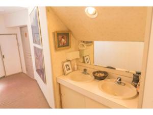 uma casa de banho com 2 lavatórios e um espelho em Nikko Park Lodge - Vacation STAY 15253v em Nikko
