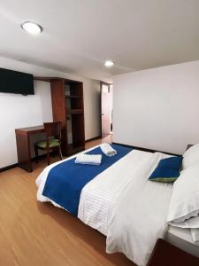 Un pat sau paturi într-o cameră la Hotel 3.015 Aquitania