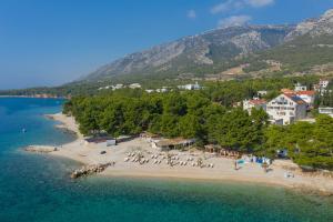 una vista aérea de una playa con gente en ella en Serviced Family Suite by the sea, Mezaninе lеvеl en Bol