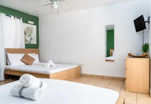 Ένα ή περισσότερα κρεβάτια σε δωμάτιο στο Casamares Private Room Arena with Pool and Barbecue 5 min to Boqueron and Beaches