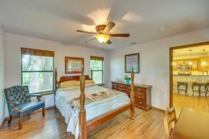1 dormitorio con 1 cama y ventilador de techo en Wills Point Vacation Rental on 10 Acres of Land! en Canton