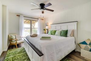 ein Schlafzimmer mit einem großen Bett und einem Deckenventilator in der Unterkunft Dock and Fire Pit Lakefront Poconos Retreat! in Long Pond