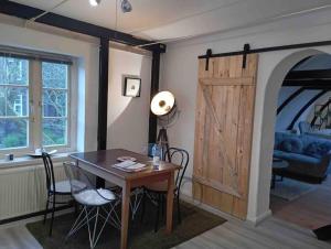 a dining room with a table and a wooden door at Loft in Flensburgs Zentrum in Flensburg