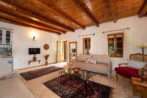 Телевизор и/или развлекательный центр в Watermill Villa & Hotel Faralya