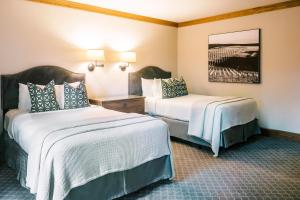 a hotel room with two beds and two lamps at Napa River Inn in Napa