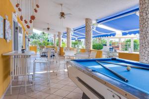 una mesa de billar en una habitación con bar en Casamares Private Room Arena with Pool and Jacuzzi 5 min to Boqueron and Beaches en Cabo Rojo