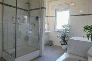 y baño con ducha y lavamanos. en Gästesuite am Lindenhof, en Bruchhausen