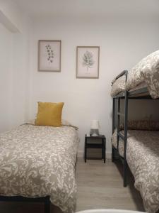 Двох'ярусне ліжко або двоярусні ліжка в номері Apartamento—Centro parking gratis grupos
