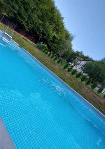 widok na duży błękitny basen w obiekcie MFN - Šator 1 w mieście Visoko