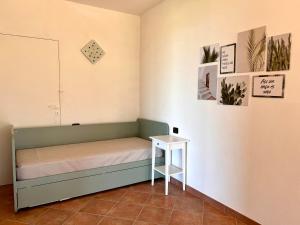 Habitación pequeña con cama y mesa en GREEN APARTMENT in VILLA ANGISI, en Drapia