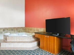Cette chambre dispose d'une baignoire et d'une télévision à écran plat. dans l'établissement Americas Best Value Inn Hinckley, à Hinckley