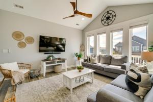 ein Wohnzimmer mit Sofa und Fernseher in der Unterkunft Modern Surf City Beach House with Hot Tub! in Surf City