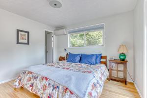 a bedroom with a bed and a window at Gorge View in Stevenson