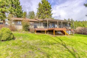 a house with a large yard at Gorge View in Stevenson