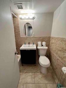 La salle de bains est pourvue de toilettes, d'un lavabo et d'un miroir. dans l'établissement Charming Studio City View!, à Miami Beach