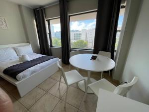 - une chambre avec un lit, une table et une fenêtre dans l'établissement Charming Studio City View!, à Miami Beach