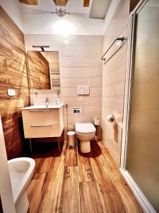 een badkamer met een toilet, een wastafel en een douche bij Welcome Traveller VILLA ARIGONI in Garda