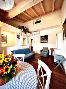 a living room with a couch and a table at Welcome Traveller VILLA ARIGONI in Garda