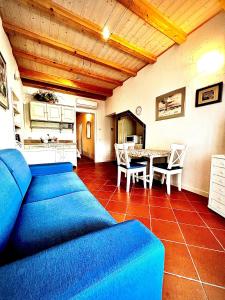 ein Wohnzimmer mit einem blauen Sofa und einem Tisch in der Unterkunft Welcome Traveller VILLA ARIGONI in Garda