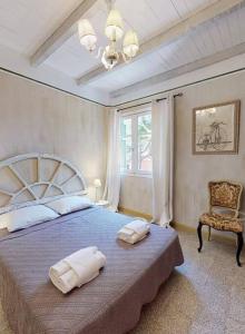 1 dormitorio con 1 cama grande y 2 almohadas en Villa ANTONIA en Calvi