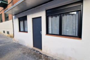 um edifício com uma porta azul e janelas em Loft en Madrid junto al metro. em Madrid