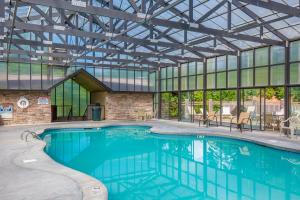 una gran piscina con un gran edificio con ventanas en Mountain Mist, 2 Bedrooms, Sleeps 6, Pool Table, Pet Friendly, Indoor Pool en Sevierville