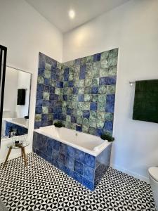 Kúpeľňa v ubytovaní Picasso's Deluxe Puerta Verde