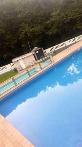 widok na duży basen z błękitną wodą w obiekcie One bedroom appartement with city view shared pool and wifi at Belmonteb w mieście Belmonte de Miranda