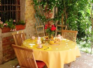 Jedlo v ubytovaní bed & breakfast alebo blízkom okolí