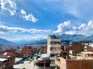 uma vista para uma cidade com montanhas ao fundo em HOSPEDAJE ILLARY em Huaraz